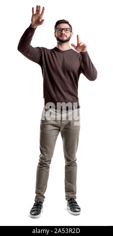 Un homme barbu à l'intelligente recherche et détient ses mains comme si la manipulation d'un grand écran tactile. Banque D'Images