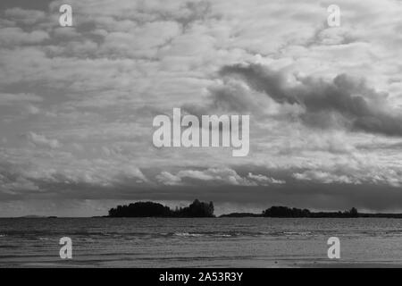 Moody sky sur le lac Vanern, Suède. Petite île près de la côte. Banque D'Images