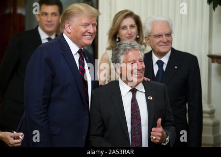 Octobre 16, 2019, Washington, District of Columbia, États-Unis : le Président Donald J. Trump (L) pose pour une photo avec l'Italienne, ancien pilote automobile américain Mario Andretti (R), en tant que président de l'Italie Sergio Mattarella (R) retour et sa fille et de l'Italie la Première dame Laura Mattarella (Retour) L'oeil sur ; au cours d'une réception dans l'East Room de la Maison Blanche à Washington, DC, USA, 16 octobre 2019. Le président américain, Donald J. Trump a accueilli le Président de l'Italie Sergio Mattarella et sa fille et de l'Italie la Première dame Laura Mattarella lors d'une réception en l'honneur de la République italienne (crédit Image : Banque D'Images