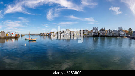 Vue sur le port tranquille de maisons au bord de l'île de Nantucket, Nantucket, Cape Cod, Massachusetts, New England, USA sur une journée ensoleillée avec ciel bleu Banque D'Images