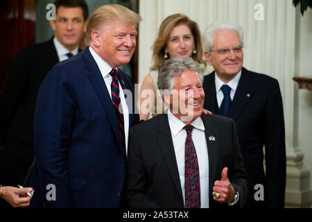 Le président américain, Donald J. Trump (L) pose pour une photo avec l'Italienne, ancien pilote automobile américain Mario Andretti (R), en tant que président de l'Italie Sergio Mattarella (R) retour et sa fille et de l'Italie la Première dame Laura Mattarella (Retour) L'oeil sur ; au cours d'une réception dans l'East Room de la Maison Blanche à Washington, DC, USA, 16 octobre 2019. Le président américain, Donald J. Trump a accueilli le Président de l'Italie Sergio Mattarella et sa fille et de l'Italie la Première dame Laura Mattarella lors d'une réception en l'honneur de la République italienne.Crédit : Michael Reynolds/CNP | conditions dans le monde entier Banque D'Images