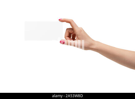 De grandes mains manucurées sur fond blanc tenant un morceau de papier carré blanc. Banque D'Images