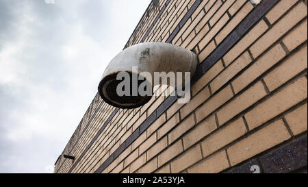 Tuyau de trop-plein d'eau qui sort d'un mur de brique sur l'image Banque D'Images