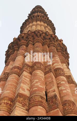 New Delhi, Inde - Octobre 2014 : Vertical vue rapprochée de Qutub Minar Banque D'Images