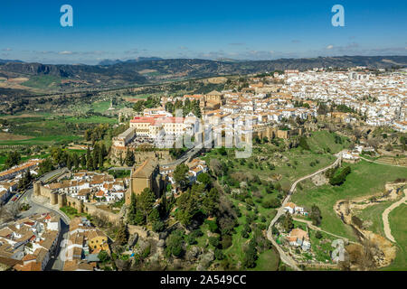Ronda Espagne Vue aérienne de la ville médiévale entourée de murs et de tours avec célèbre pont au-dessus de la gorge Banque D'Images