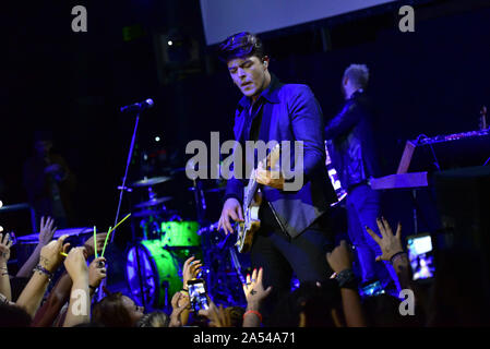 Napoli, Italie. 17 Oct, 2019. Stash Fiordispino membre du groupe rock pop italienne La Kolors effectue live au duel Beat à Pozzuoli (Napoli) pendant leur tournée 2019 du Club. (Photo par Paola Visone/Pacific Press) Credit : Pacific Press Agency/Alamy Live News Banque D'Images