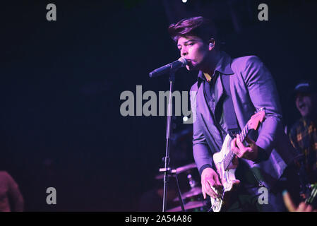 Napoli, Italie. 17 Oct, 2019. Stash Fiordispino membre du groupe rock pop italienne La Kolors effectue live au duel Beat à Pozzuoli (Napoli) pendant leur tournée 2019 du Club. (Photo par Paola Visone/Pacific Press) Credit : Pacific Press Agency/Alamy Live News Banque D'Images