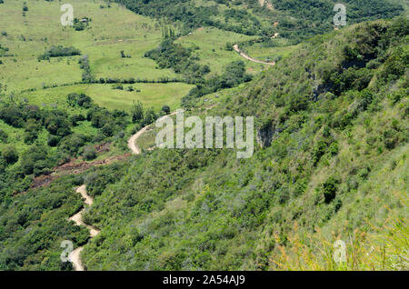 Vue aérienne d'une route sinueuse dans les montagnes de Colombie, près de Villa de Leyva, Colombie Banque D'Images