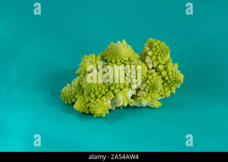 Chou Romanesco sur papier fond vert. Concept de régime. Manger santé ingrédient. Végétalien premières bio alimentation saine. Fond de légumes d'été. La récolte fraîche. Banque D'Images