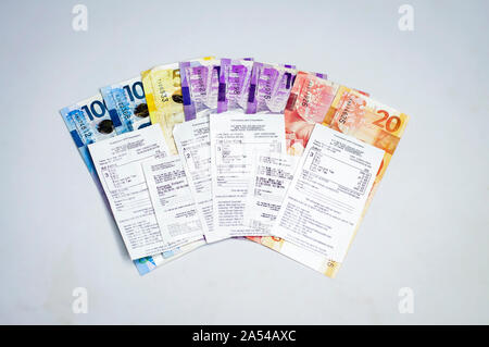 Divers admettre un billets de cinéma de célèbres blockbusters de 2019. Billets de cinéma placé au sommet de Philippine peso bills. Monnaie peso philippin Banque D'Images