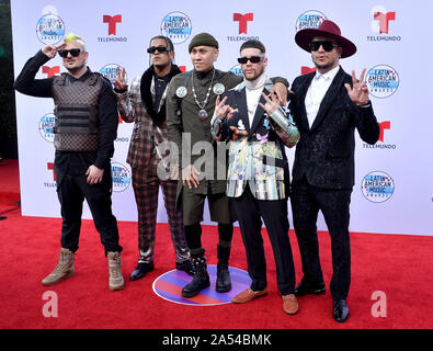 Los Angeles, United States. 17 Oct, 2019. Tabou (C) avec Piso 21 arrivent pour la cinquième conférence annuelle de l'American Music Awards au Théâtre Dolby dans la section Hollywood de Los Angeles, le jeudi, 17 octobre 2019. Cet événement annuel rend hommage à des réalisations exceptionnelles pour les artistes dans la région de l'industrie de la musique. Photo par Jim Ruymen/UPI UPI : Crédit/Alamy Live News Banque D'Images