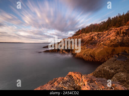 L'Acadia National Park dans le Maine au lever du soleil le long de la côte. Banque D'Images
