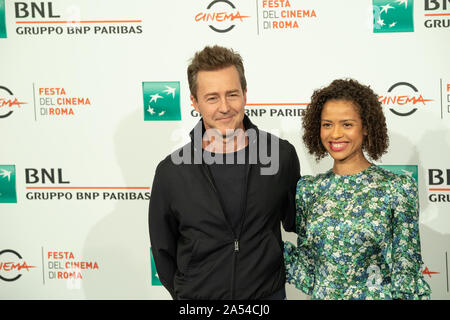 Rome, Italie. 17 Oct, 2019. Actrice anglaise Gugu Mbatha-Raw et l'acteur américain Edward Norton, assister à la Motherless Brooklyn photocall pendant le 14e Festival du Film de Rome. Credit : SOPA/Alamy Images Limited Live News Banque D'Images