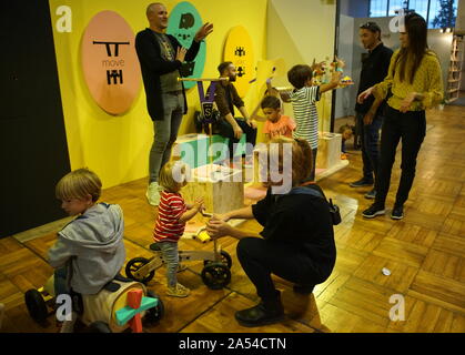 Prague, République tchèque. 17 Oct, 2019. Les jeunes visiteurs d'essayer les jouets en bois pendant le 21e Festival International de Design Designblok à Prague, République tchèque, le 17 octobre 2019. Les 5 jours de festival de design ici jeudi. Plus de 300 designers ont apporté leurs œuvres aux visiteurs. Credit : Dana Kesnerova/Xinhua/Alamy Live News Banque D'Images