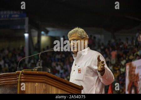 Kolkata, Inde. 17 Oct, 2019. Sitaram Yechury( Secrétaire Général-CPIM) s'adressant à la foule à Kolkata Netaji Indoor Stadium, à l'occasion de marquer le centenaire de la création de la Parti communiste indien (PCI) en tant qu'unité emigre à Tachkent par le Deuxième Congrès mondial de l'Internationale communiste en 1920. (Photo de Amlan Biswas/Pacific Press) Credit : Pacific Press Agency/Alamy Live News Banque D'Images