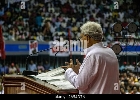 Kolkata, Inde. 17 Oct, 2019. Sitaram Yechury( Secrétaire Général-CPIM) s'adressant à la foule à Kolkata Netaji Indoor Stadium, à l'occasion de marquer le centenaire de la création de la Parti communiste indien (PCI) en tant qu'unité emigre à Tachkent par le Deuxième Congrès mondial de l'Internationale communiste en 1920. (Photo de Amlan Biswas/Pacific Press) Credit : Pacific Press Agency/Alamy Live News Banque D'Images