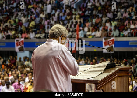 Kolkata, Inde. 17 Oct, 2019. Sitaram Yechury( Secrétaire Général-CPIM) s'adressant à la foule à Kolkata Netaji Indoor Stadium, à l'occasion de marquer le centenaire de la création de la Parti communiste indien (PCI) en tant qu'unité emigre à Tachkent par le Deuxième Congrès mondial de l'Internationale communiste en 1920. (Photo de Amlan Biswas/Pacific Press) Credit : Pacific Press Agency/Alamy Live News Banque D'Images