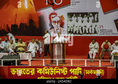 Kolkata, Inde. 17 Oct, 2019. Sitaram Yechury( Secrétaire Général-CPIM) s'adressant à la foule à Kolkata Netaji Indoor Stadium, à l'occasion de marquer le centenaire de la création de la Parti communiste indien (PCI) en tant qu'unité emigre à Tachkent par le Deuxième Congrès mondial de l'Internationale communiste en 1920, (Photo de Amlan Biswas/Pacific Press) Credit : Pacific Press Agency/Alamy Live News Banque D'Images