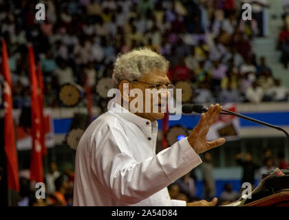 Kolkata, Inde. 17 Oct, 2019. Sitaram Yechury( Secrétaire Général-CPIM) s'adressant à la foule à Kolkata Netaji Indoor Stadium, à l'occasion de marquer le centenaire de la création de la Parti communiste indien (PCI) en tant qu'unité emigre à Tachkent par le Deuxième Congrès mondial de l'Internationale communiste en 1920. (Photo de Amlan Biswas/Pacific Press) Credit : Pacific Press Agency/Alamy Live News Banque D'Images