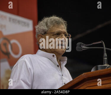 Kolkata, Inde. 17 Oct, 2019. Sitaram Yechury( Secrétaire Général-CPIM) s'adressant à la foule à Kolkata Netaji Indoor Stadium, à l'occasion de marquer le centenaire de la création de la Parti communiste indien (PCI) en tant qu'unité emigre à Tachkent par le Deuxième Congrès mondial de l'Internationale communiste en 1920. (Photo de Amlan Biswas/Pacific Press) Credit : Pacific Press Agency/Alamy Live News Banque D'Images