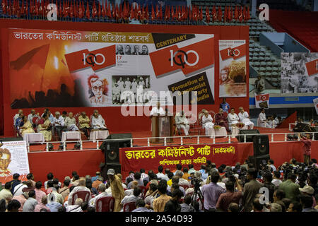 Kolkata, Inde. 17 Oct, 2019. Rassemblement de personnes au stade Netaji indoor sur programme du Centenaire de la formation de la Parti communiste indien (PCI) en tant qu'unité emigre à Tachkent par le Deuxième Congrès mondial de l'Internationale communiste en 1920. (Photo de Amlan Biswas/Pacific Press) Credit : Pacific Press Agency/Alamy Live News Banque D'Images