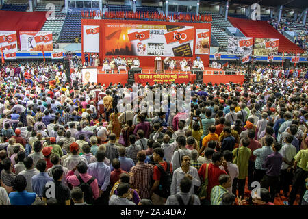 Kolkata, Inde. 17 Oct, 2019. Rassemblement de personnes au stade Netaji indoor sur programme du Centenaire de la formation de la Parti communiste indien (PCI) en tant qu'unité emigre à Tachkent par le Deuxième Congrès mondial de l'Internationale communiste en 1920. (Photo de Amlan Biswas/Pacific Press) Credit : Pacific Press Agency/Alamy Live News Banque D'Images