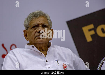 Kolkata, Inde. 17 Oct, 2019. Sitaram Yechury( Secrétaire Général-CPIM) à l'estrade (photo de Amlan Biswas/Pacific Press) Credit : Pacific Press Agency/Alamy Live News Banque D'Images