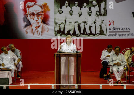 Kolkata, Inde. 17 Oct, 2019. Sitaram Yechury( Secrétaire Général-CPIM) s'adressant à la foule à Kolkata Netaji Indoor Stadium, à l'occasion de marquer le centenaire de la création de la Parti communiste indien (PCI) en tant qu'unité emigre à Tachkent par le Deuxième Congrès mondial de l'Internationale communiste en 1920. (Photo de Amlan Biswas/Pacific Press) Credit : Pacific Press Agency/Alamy Live News Banque D'Images