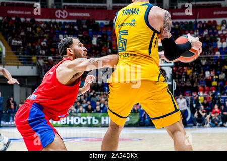 Moscou, Russie. 17 Oct, 2019. Mike James, # 5 de CSKA Moscou vu en action contre Khimki Moscow au cours de la Turkish Airlines Euroleague troisième ronde match de la saison 2019-2020.Score final : 99 - 86 CSKA Moscou Khimki Moscow. Credit : SOPA/Alamy Images Limited Live News Banque D'Images