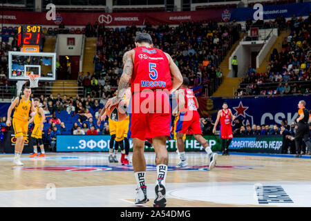 Moscou, Russie. 17 Oct, 2019. Mike James, # 5 de CSKA Moscou vu en action contre Khimki Moscow au cours de la Turkish Airlines Euroleague troisième ronde match de la saison 2019-2020.Score final : 99 - 86 CSKA Moscou Khimki Moscow. Credit : SOPA/Alamy Images Limited Live News Banque D'Images