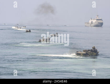 La baie de Manille (oct. 11, 2019) Le navire de la marine des Philippines, Davao del Sur BRP (DL-602), et de voies de véhicules amphibie amphibie du régiment de déploiement rapide, à partir de la brigade amphibie à déploiement rapide et des Marines américains du 2e Bataillon, 2e Régiment de Marines, actuellement affecté à la 3e Division de marines, à la sortie de classe Whidbey Island landing ship dock USS Germantown (LSD 42), lors de l'exercice KAMANDAG 3. La Germantown participe à KAMANDAG 3, des Philippins, dirigée par l'exercice bilatéral avec les États-Unis, visant à accroître la lutte contre le terrorisme, l'aide humanitaire et des secours en cas de catastrophe capabilit Banque D'Images