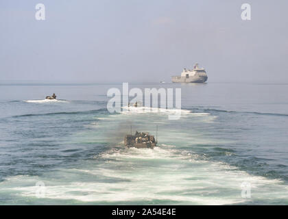 La baie de Manille (oct. 11, 2019) Le navire de la marine des Philippines, Davao del Sur BRP (DL-602), et de voies de véhicules amphibie amphibie du régiment de déploiement rapide, à partir de la brigade amphibie à déploiement rapide et des Marines américains du 2e Bataillon, 2e Régiment de Marines, actuellement affecté à la 3e Division de marines, à la sortie de classe Whidbey Island landing ship dock USS Germantown (LSD 42), lors de l'exercice KAMANDAG 3. La Germantown participe à KAMANDAG 3, des Philippins, dirigée par l'exercice bilatéral avec les États-Unis, visant à accroître la lutte contre le terrorisme, l'aide humanitaire et des secours en cas de catastrophe capabilit Banque D'Images