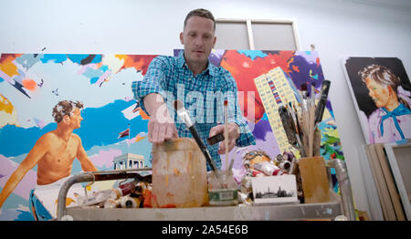 Berlin, Allemagne. 17 Oct, 2019. Le peintre et artiste Norbert Bisky informe les représentants de la presse à propos de sa double exposition sur l'anniversaire de la chute du Mur de Berlin. Crédit : Paul Zinken/dpa/Alamy Live News Banque D'Images