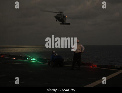 La baie de Manille (oct. 11, 2019) Les marins de la Marine américaine d'observer un MH-60S Sea Hawk à l'envol de l'île de Whidbey-class landing ship dock USS Germantown (LSD 42) lors de l'exercice KAMANDAG 3. La Germantown participe à KAMANDAG 3, des Philippins, dirigée par l'exercice bilatéral avec les États-Unis, visant à accroître la lutte contre le terrorisme, l'aide humanitaire et des secours en cas de catastrophe grâce à des échanges militaires que renforcer le partenariat et la capacité de répondre rapidement aux crises dans la région Indo-Pacifique. KAMANDAG est un acronyme pour l'expression "Kaagapay Philippines ng mga Mandirigma Ng Banque D'Images