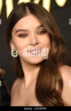 Brooklyn, NY, USA. 17 Oct, 2019. Hailee Steinfeld aux arrivées de DICKINSON Premiere sur Apple TV, St Ann's Warehouse, Brooklyn, NY, le 17 octobre 2019. Credit : Kristin Callahan/Everett Collection/Alamy Live News Banque D'Images