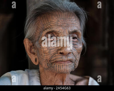 MRAUK U, LE MYANMAR - CIRCA DÉCEMBRE 2017 : Portrait de femme au visage de tatouage d'un village Chin dans la région éloignée de Mrauk U, l'État de Rakhine. Banque D'Images