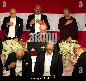 New York, NY - 17 octobre 2019 : Invocation par le Cardinal Timothy Dolan au cours de 74e congrès annuel de Alfred E. Smith Memorial Foundation Dîner au Hilton Midtown Banque D'Images