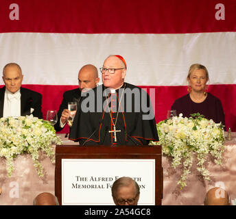 New York, NY - 17 octobre 2019 : Invocation par le Cardinal Timothy Dolan au cours de 74e congrès annuel de Alfred E. Smith Memorial Foundation Dîner au Hilton Midtown Banque D'Images