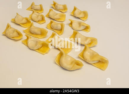 Une sorte de ravioli, casoncelli, faits maison et des plats traditionnels de la région de Bergame, en Italie. Une délicieuse cuisine italienne Banque D'Images