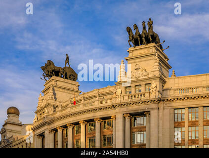 Madrid, Espagne - juin 4, 2017 : quadriga néoclassique ou char romain statues sur la banque BBVA Banco Bilbao Vizcaya bâtiment construit en 1923 Banque D'Images