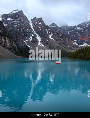 Canot flotte au-dessus du lac Moraine à regarder le lever du soleil dans le parc national de Banff Banque D'Images