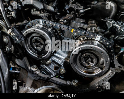 Gros plan sur un moteur démonté avec une vue sur le mécanisme de distribution de gaz, chaîne, pignons et tendeurs pour la réparation et la restauration après un bre Banque D'Images