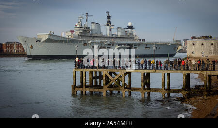 Le HMS Illustrious est pris en remorque pour mise au rebut Banque D'Images