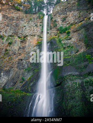 Incroyable canyon edge avec une exposition longue cascade dans l'Oregon Banque D'Images