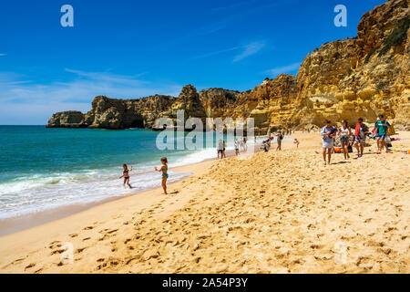 Les personnes bénéficiant d'une journée ensoleillée à la plage de Marinha (Praia da Marinha), une belle plage de sable de l'Algarve. Lagoa, Portugal, Avril 2019 Banque D'Images