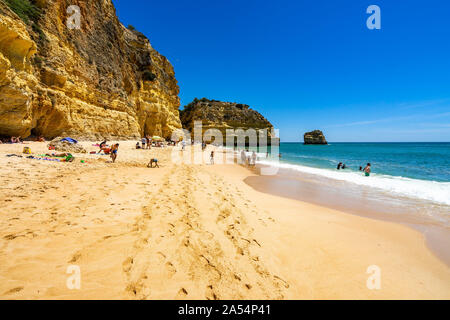 Les personnes bénéficiant d'une journée ensoleillée à la plage de Marinha (Praia da Marinha), une belle plage de sable de l'Algarve. Lagoa, Portugal, Avril 2019 Banque D'Images