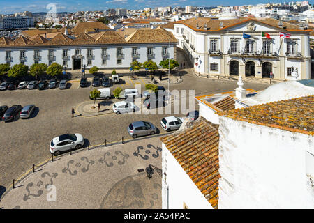 Vue aérienne de sé square et Hôtel de Ville de Faro à partir de la tour de l'église de Santa Maria. Faro, Algarve, Portugal, Avril 2019 Banque D'Images