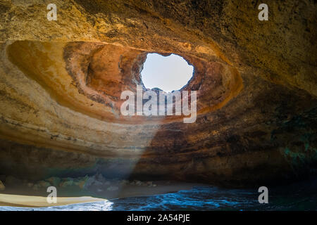 La grotte Algar de Benagil (Banagil) est une superbe grotte marine en Algarve littoral une attraction touristique populaire, Portugal Banque D'Images