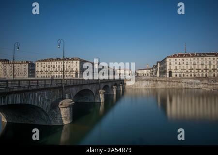 Plan horizontal d'un pont en béton avec arches au-dessus du lac près des bâtiments de Turin, Italie Banque D'Images