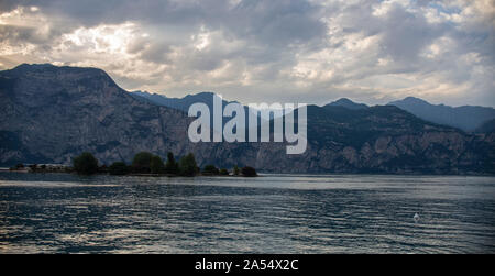 Coucher du soleil spectaculaire sur le lac de Garde en Italie Banque D'Images